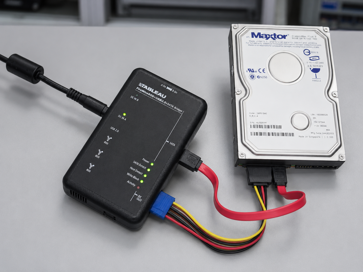 Write blocker hardware collegato a un hard disk durante l’acquisizione forense